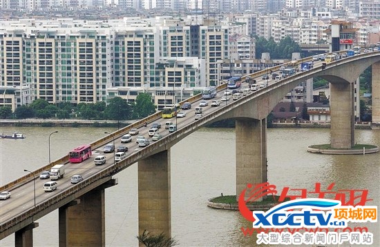 洛溪大桥是连接番禺和市中心的一条重要通道