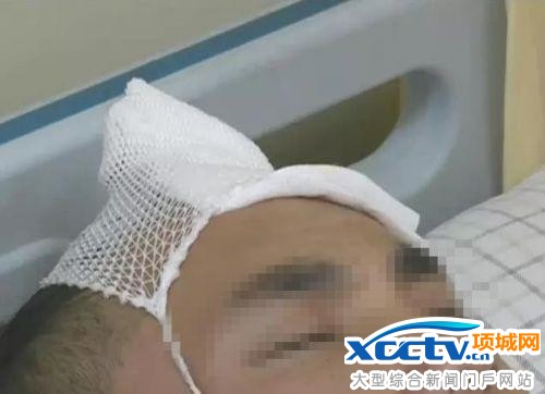 不容易!两快递员因送的慢被砖头砸头数十下