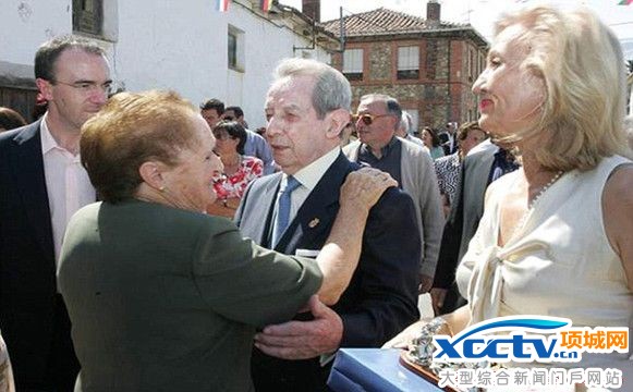 富翁家乡每人获赠2000万