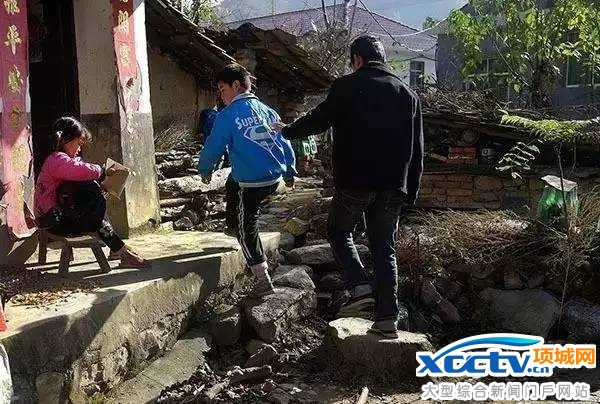 父母患病去世 孤儿兄弟家里只剩15个土豆