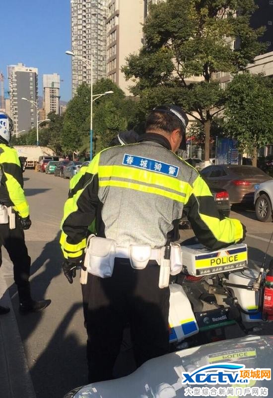 幼儿园门口贴罚单 该车“脱检”且有20起交通违法未处理