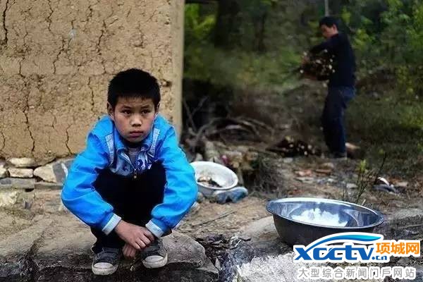 父母患病去世 孤儿兄弟家里只剩15个土豆