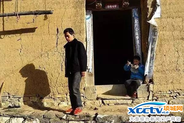 父母患病去世 孤儿兄弟家里只剩15个土豆