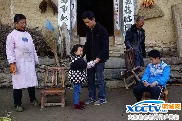 父母患病去世 孤儿兄弟家里只剩15个土豆