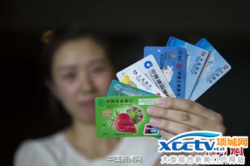 资料图:山西太原,民众展示银行卡。 中新社记者 张云 摄