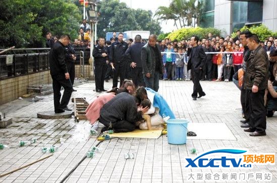 井盖里扔鞭炮身亡