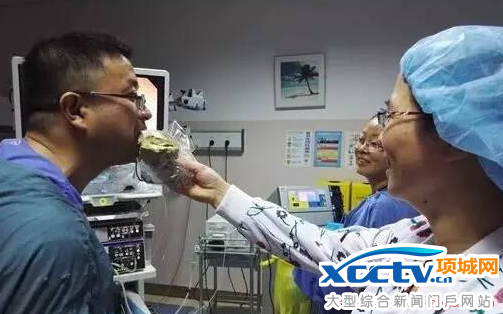 医生手术室吃面包走红