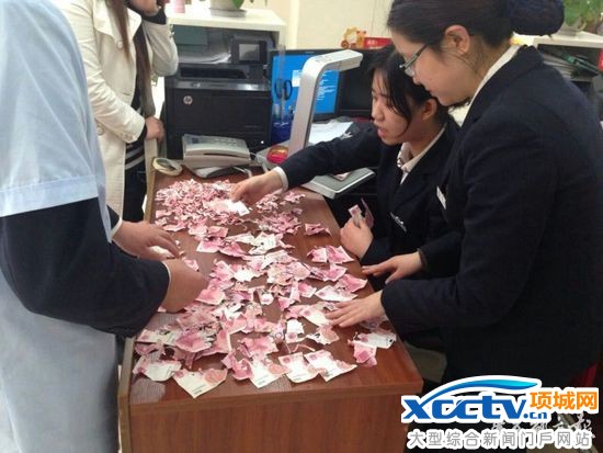 眉山大爷9200元积蓄藏砖缝