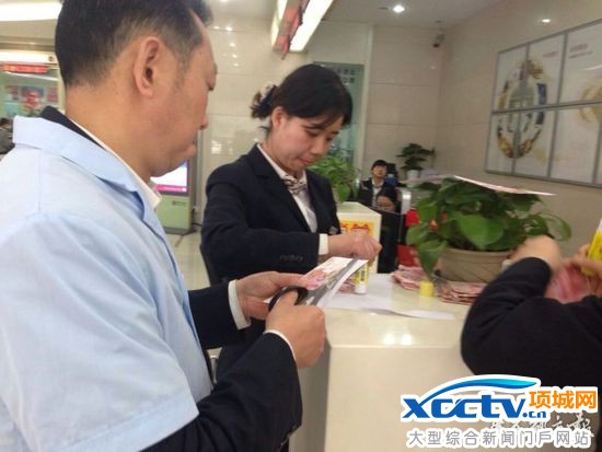 3月21日一大早,李大爷和老伴来到银行,感谢18日当天为他拼凑碎钱,挽回3750元损失的银行工作人员。“前两天放在砖缝的钱,18日拿出来就成了碎片,一张完整的都没有。”提到被老鼠咬成碎片的9200元现金,李大爷依然懊恼不已。