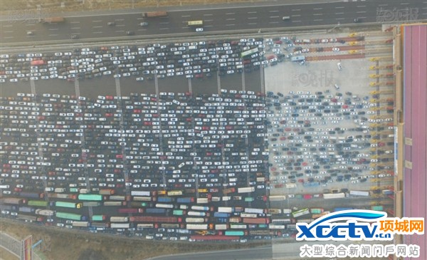 震撼航拍!雾霾封路 高速变成“停车场”