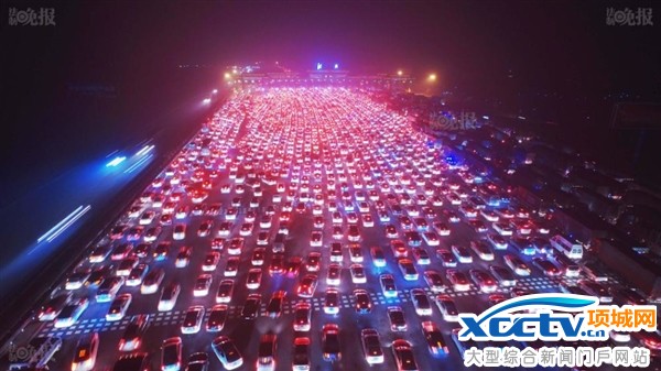 震撼航拍!雾霾封路 高速变成“停车场”