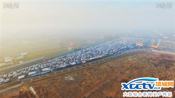 震撼航拍!雾霾封路 高速变成“停车场”