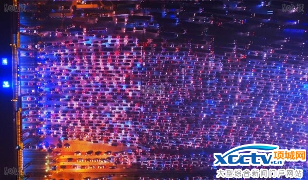 震撼航拍!雾霾封路 高速变成“停车场”