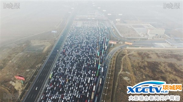 震撼航拍!雾霾封路 高速变成“停车场”