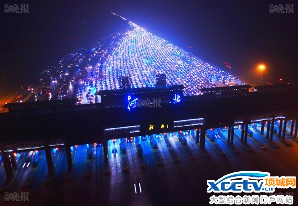 震撼航拍!雾霾封路 高速变成“停车场”