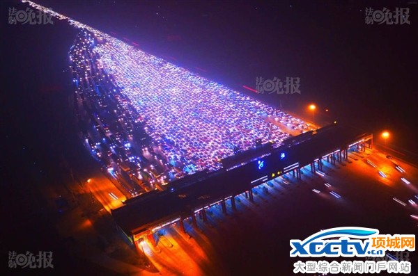 震撼航拍!雾霾封路 高速变成“停车场”