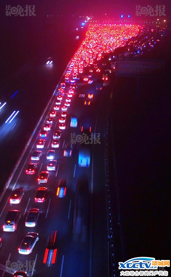 震撼航拍!雾霾封路 高速变成“停车场”