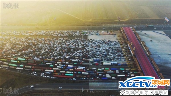 震撼航拍!雾霾封路 高速变成“停车场”