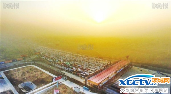 震撼航拍!雾霾封路 高速变成“停车场”