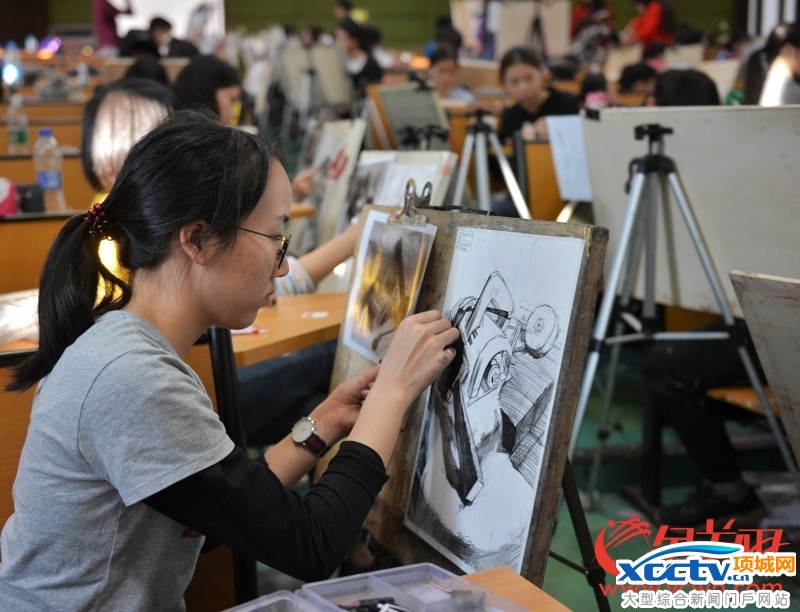 图为华师考点,学生们正在作画。 羊城晚报记者 汤铭明 摄 1.jpg