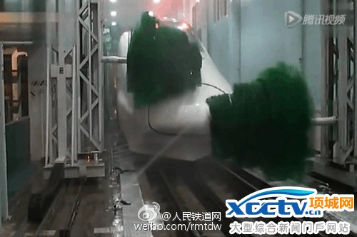 雾霾天 高铁这样“洗澡”