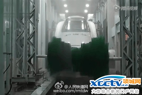 雾霾天 高铁这样“洗澡”