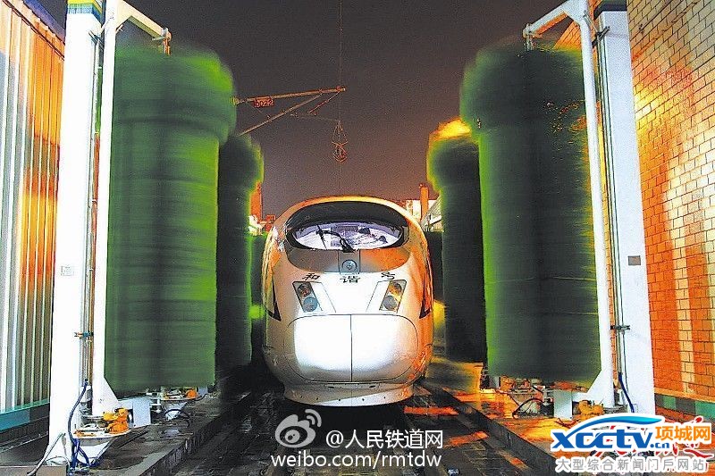 雾霾天 高铁这样“洗澡”
