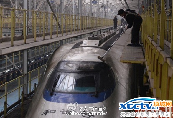雾霾天 高铁这样“洗澡”