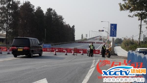 运沙船撞向桥墩 致使洪奇沥大桥路面凹陷全线封闭