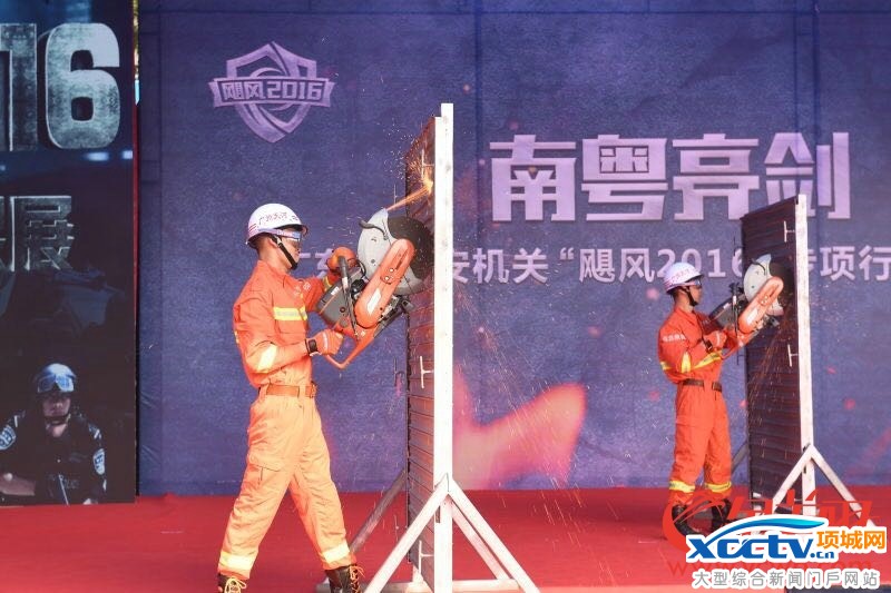 消防员展示救火技术