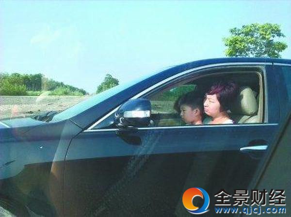 女子开车落下7岁儿子