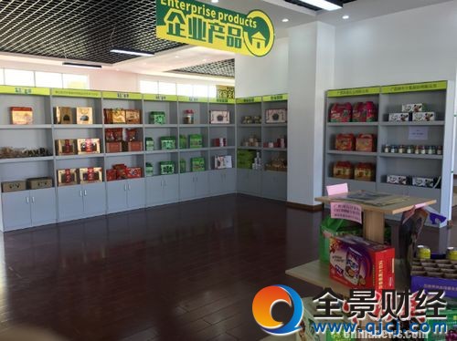 资料图:广西博白县桂果果电商运营中心展示厅展示的当地特色产品。 程春雨 摄