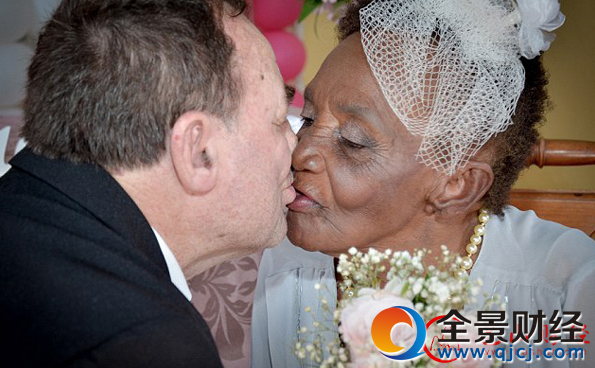 巴西106岁老妇与66岁男伴一见钟情浪漫订婚