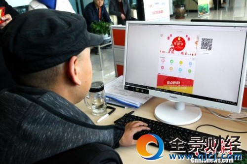 图为电商从业者管理电商平台。 张添福 摄