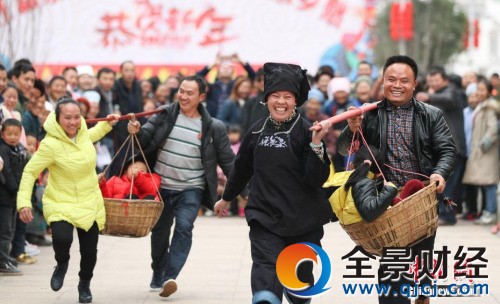 资料图:贵州千名搬迁民众新家集体过大年。</table>中新社记者 贺俊怡 摄