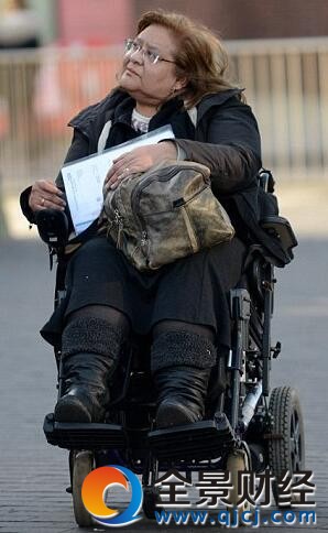 装残疾骗保11年 实际却拥有5套房产这位大妈你够了!