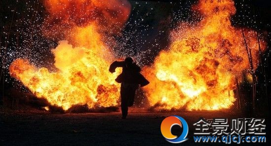 民警火海救出老人