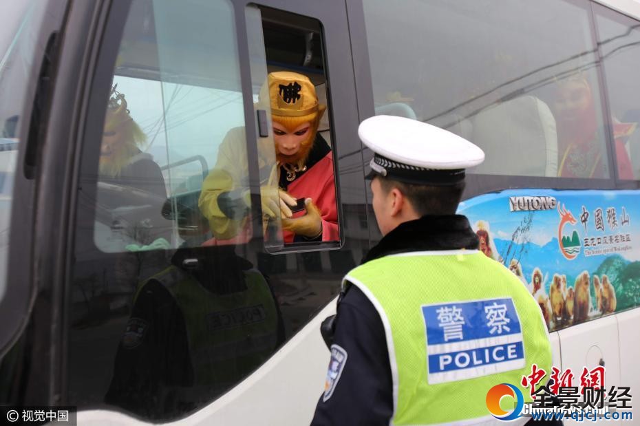 孙大圣驾车被交警拿住 车上坐一群“妖怪”