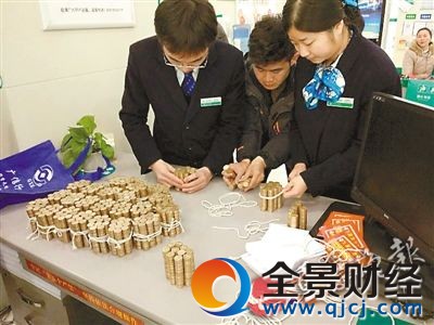 悲剧了!男子领到硬币工资 100多斤硬币从成都扛回云阳