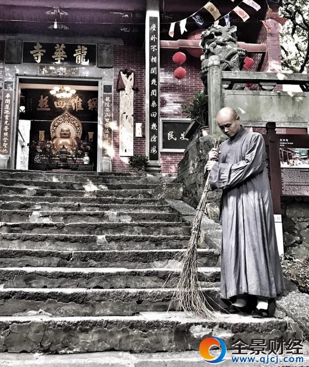 乐嘉变身扫地僧