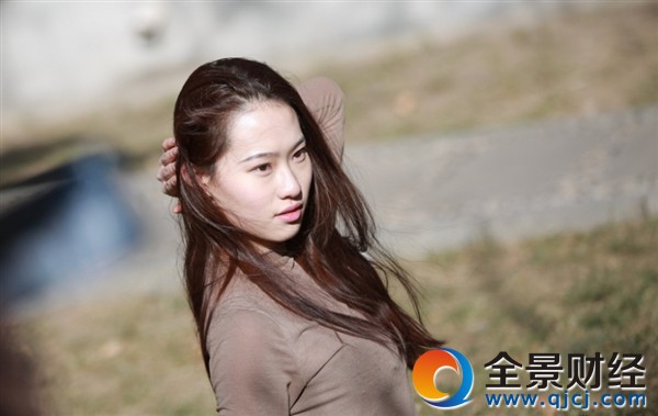 北影艺考女生被称“小刘亦菲”一字马引围观:网友凌乱