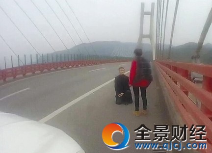 男子高速上长跪求婚 在高速上玩浪漫被罚款200元扣6分