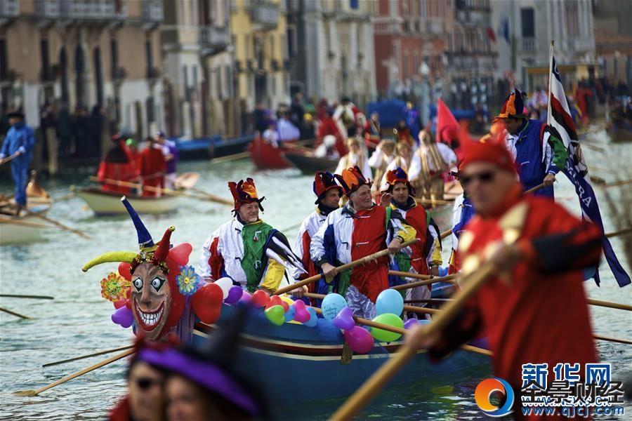 威尼斯狂欢节开幕 华服面具花船游行让人目不暇接(图)