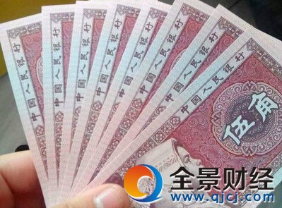 拾荒老人捡到纸箱现5万张连号纸币 重68斤纸箱失主找到