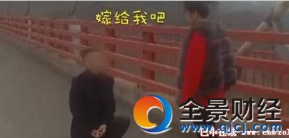 高速上长跪求婚尴尬了 女友不愿下车男子僵在了那儿…