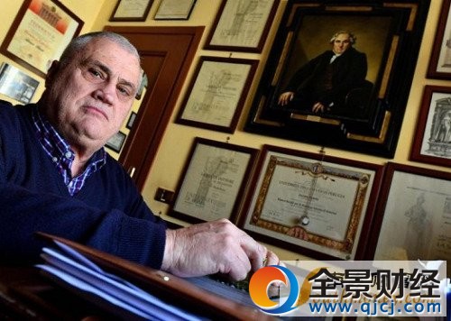 老翁拥15个学位