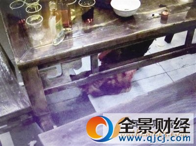 男子点1只鸡吃出10个鸡爪 进厨房才知真相鸡明明还活着