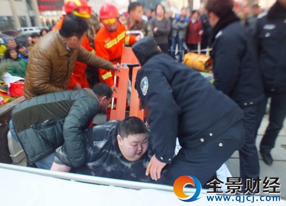 440斤重男子摔倒 20人花费2小时愣没把人扶起来