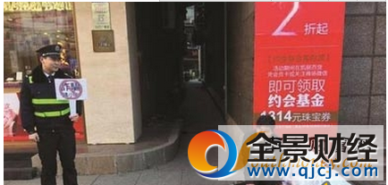 男子乞讨城管举牌 原是职业行乞者