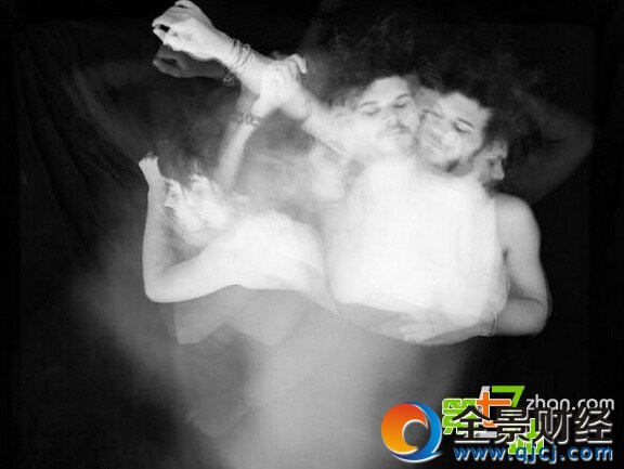 夫妻床上睡觉被全程拍下!场面一度失控